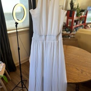 Elegant White Sleeveless Dress